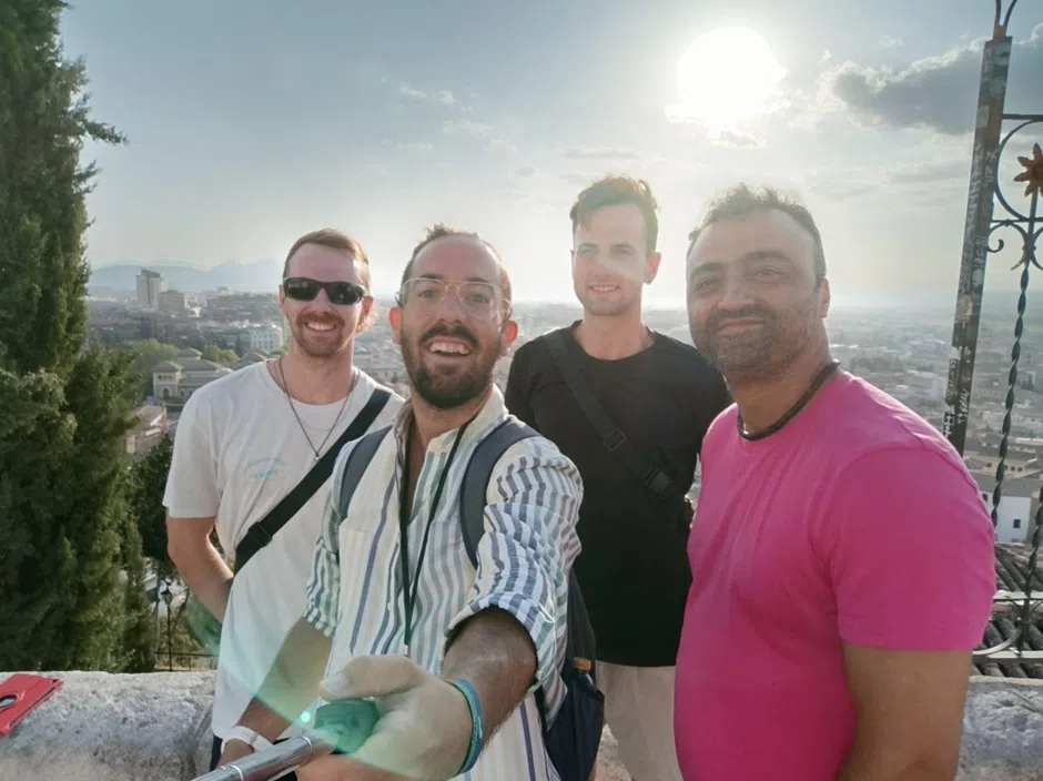 Disfrutando con los turistas en el mirador de la Lona.
